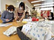 着物店で手作りマスクの指南　宇都宮