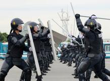 警視庁、新配属の機動隊員が訓練