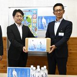 茂木町などが児童生徒に「もて水」配布　里山生まれのおいしい水　学校生活で活用を
