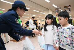 交通安全運動控え 啓発品などを配布 