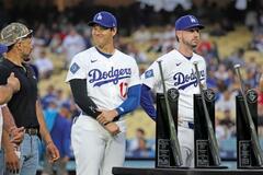 大谷に銀色トロフィー授与