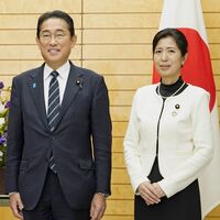 記念撮影する岸田首相（左）と上野氏＝15日午後、首相官邸