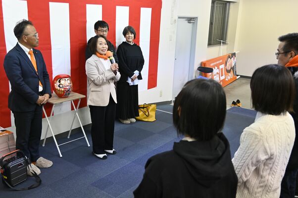 決起会であいさつする野口氏（左から２人目）＝26日午後、小山市若木町３丁目