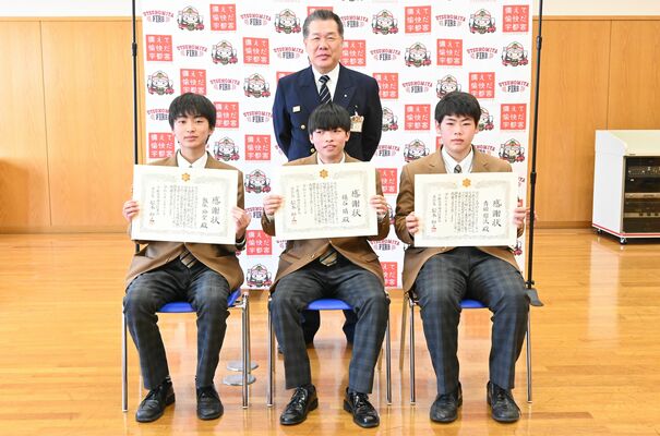 感謝状を受け取った作新学院高の３人