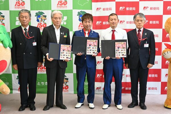 県誕生１５０年記念切手を贈られた福田知事（左から２人目）とＵ字工事（同３、４人目）＝２３日午後、県庁
