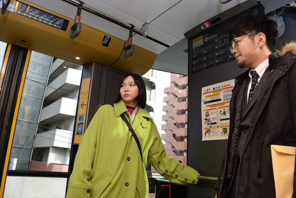 ＬＲＴに乗車し、街の風景に目をこらす鈴川さん（左）