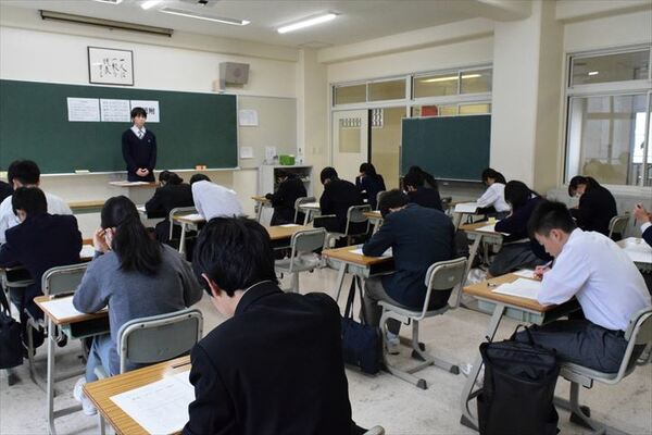 日頃の勉強の成果を試す中学３年生たち＝５日午後、宇都宮市睦町
