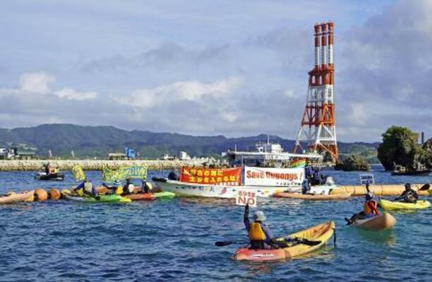 　沖縄県名護市辺野古の沖合で、米軍普天間飛行場の移設計画に抗議する市民ら＝２０２５年１２月