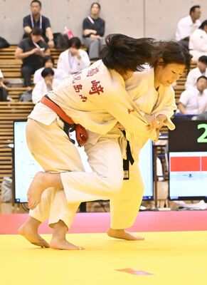 柔道女子個人63キロ級３回戦　足大女の磯木が技を仕掛ける＝岡山市のジップアリーナ岡山、鈴木航撮影