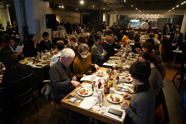 益子産の食材や地酒、益子焼を楽しんだ試食会＝14日夜、東京都渋谷区