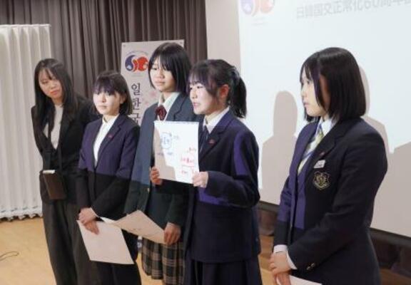 　２６日、ソウルの日本大使館公報文化院で、宮城県塩釜市の魅力を伝えるメッセージを撮影する中高生ら（共同）