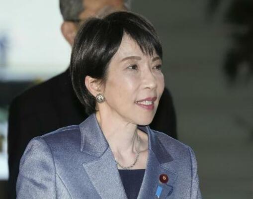 　首相官邸に入る高市首相＝１４日