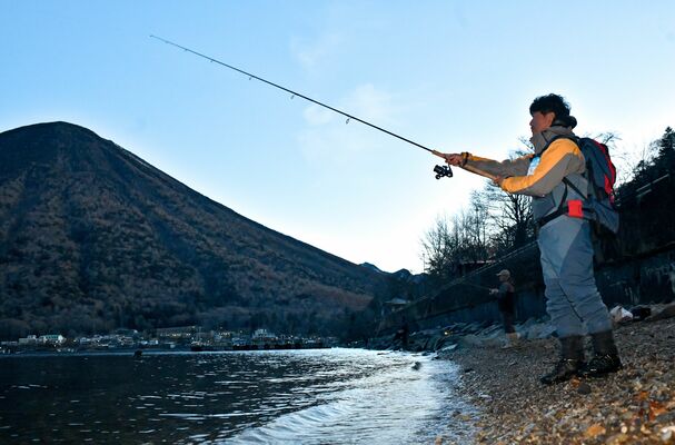 男体山を背景に釣りを楽しむ人たち＝１日午前５時５分、日光市中宮祠