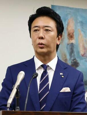 記者会見する福岡市の高島宗一郎市長=8日午前、福岡市役所