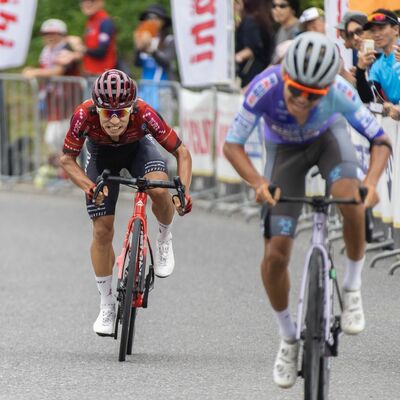 ゴールスプリントで３位に入ったブリッツェンの岡（左）＝福島県石川町