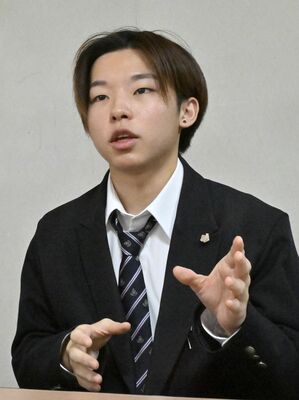 取材に応じる篠原さん＝12月中旬、下野新聞社