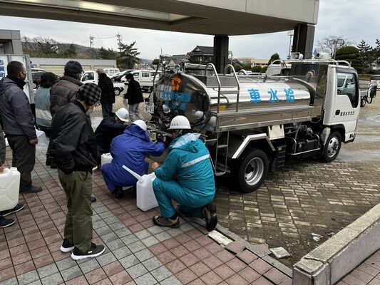 富来地区で給水支援に当たる日光市職員（同市提供）