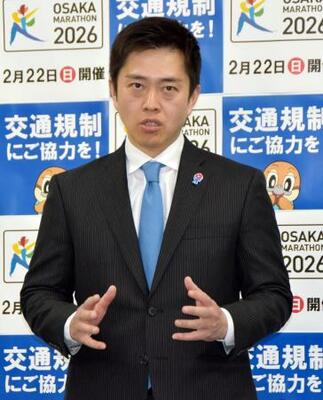 　大阪府庁で記者団の取材に応じる吉村洋文知事＝９日午後