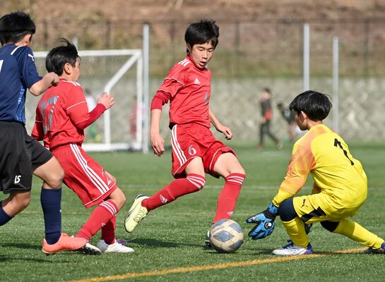 ＦＣ真岡21ファンタジー（芳賀）－足利ＳＣ（両毛）２回戦　後半６分、ＦＣ真岡21の杉山（中央）がゴールを狙う＝さくら市のＳＡＫＵＲＡグリーンフィールドＡ