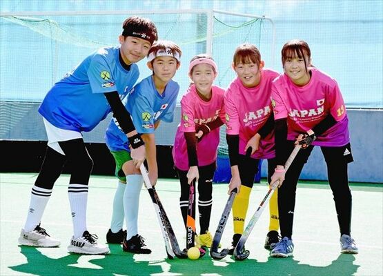 ホッケーＵ１２日本代表に本県から選出された５選手。右から八木澤、赤羽（大室ブラックジャンヌ）、坂口（落東小林クラブ）、小林（フリーデン）、黒子（今三フィールドファイターズ）