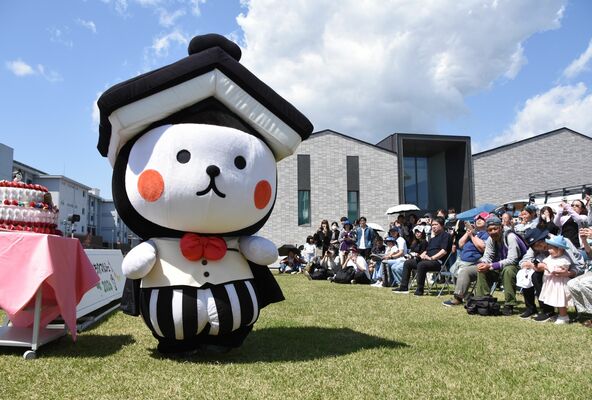 大勢のファンに祝福されるとち介