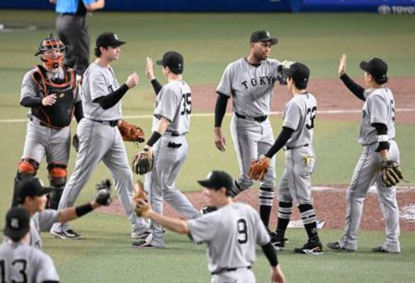 　中日に勝利し、タッチを交わす巨人ナイン＝バンテリンドーム
