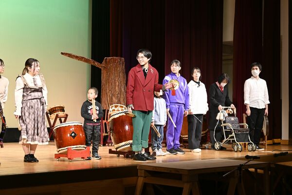 本番に向けて稽古を重ねる演出の小林優馬さん(中央)ら