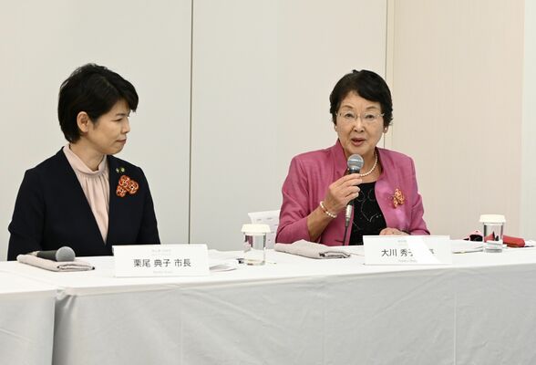 分科会で発言する大川市長（右）＝12日午後、東京都内