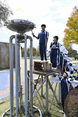 取材の際、実際に聖火台に火をともしてくれた生徒たち