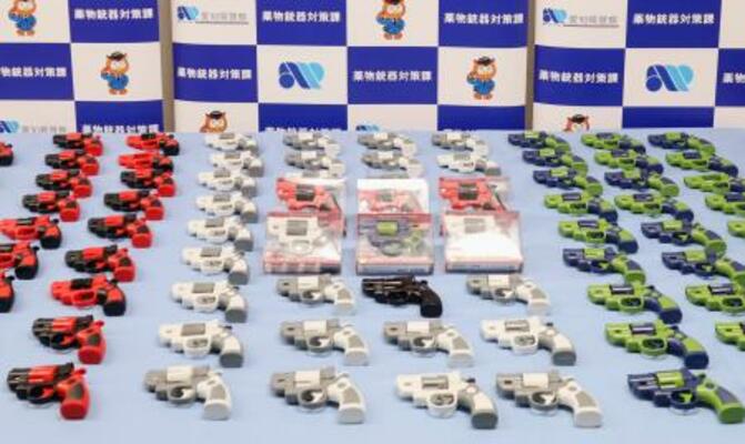 愛知県警が回収した玩具拳銃の「リアルギミックミニリボルバー」=10月30日、愛知県警本部