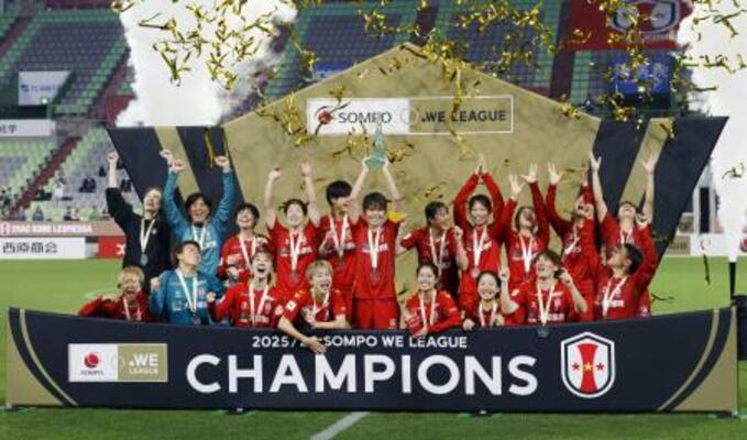 　４季ぶり２度目の優勝を決め、喜ぶＩＮＡＣ神戸の選手たち＝ノエスタ
