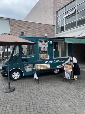 「ｍｏｎａｍｏｏｎ」が運営するキッチンカー。菊池代表は「支援が必要な時はぜひ声をかけてほしい」と話している