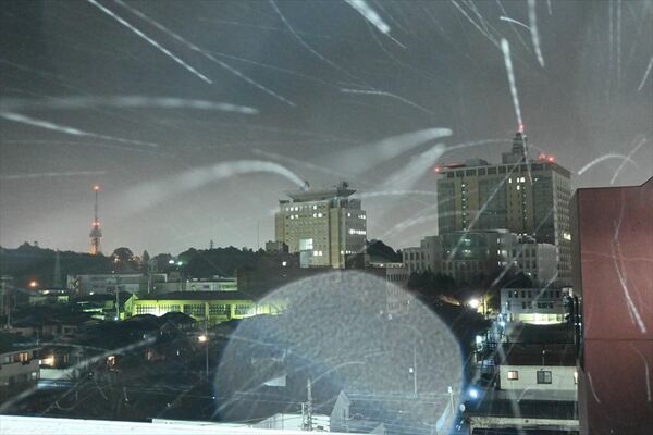 県庁周辺で舞う雪＝７日午後９時40分、宇都宮市昭和１丁目