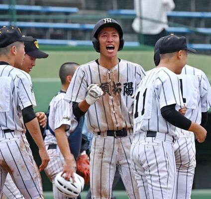 延長10回タイブレーク、サヨナラ３点本塁打を放って雄叫びを上げる那須拓陽の和田（中央）＝清原