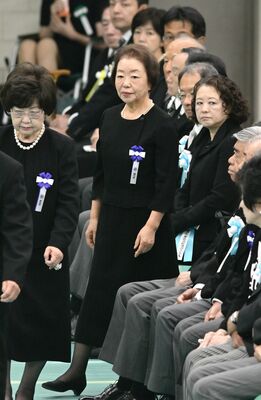本県遺族代表として献花に向かう中島さん（中央）