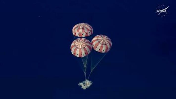 　パラシュートを開き、米西部カリフォルニア州沖に着水する宇宙船オリオン＝１０日（ＮＡＳＡの中継から）