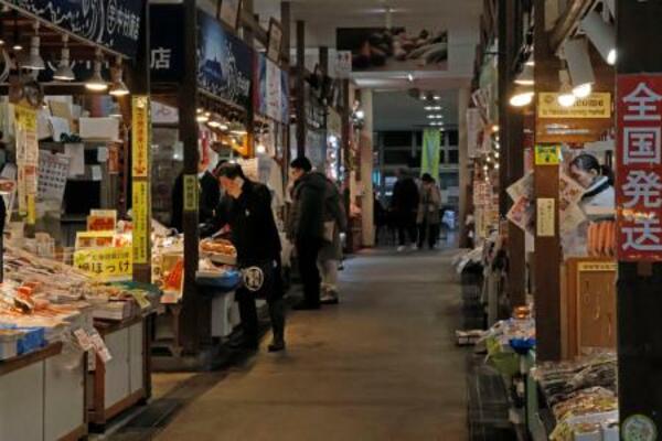 観光客の姿がまばらな函館朝市=13日午前、北海道函館市