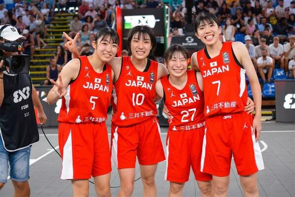 ３人制バスケットボールＵ－１８ワールドカップで銀メダルに輝いた日本代表。右端が東＝ハンガリー・デブレツェン（＠ｆｉｂａ３ｘ３）