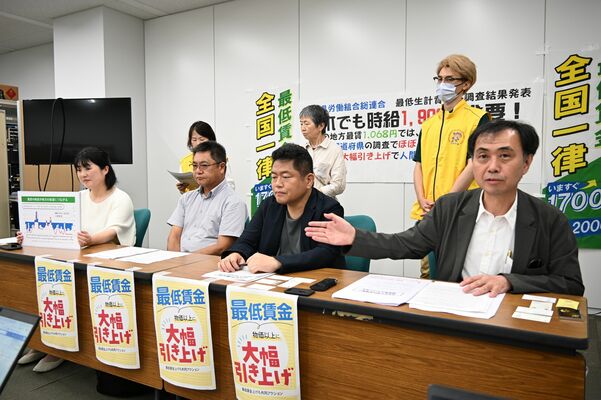 調査結果について説明する近藤事務局長（前列右端）ら＝30日午後、県庁