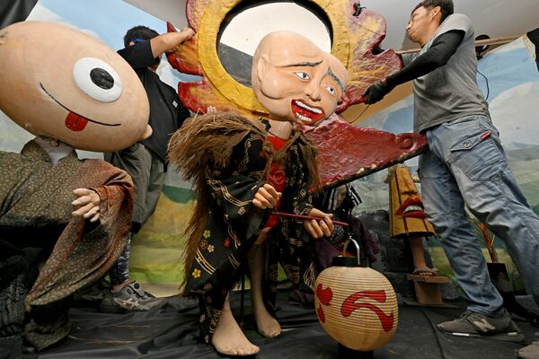 表情豊かな妖怪人形が着々と配置される会場＝31日午後３時５分、宇都宮市今泉町（超広角レンズ使用）