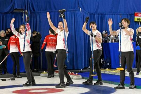 　女子１次Ｌでトルコに勝利しプレーオフ進出を決め、手を振るフォルティウスの（左から）吉村、近江谷、小谷、小野寺＝ケロウナ（共同）