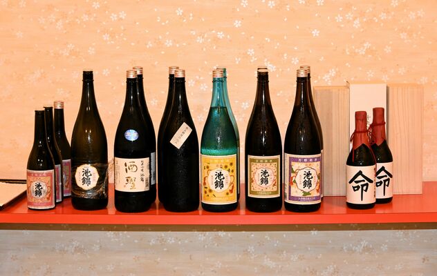 「たわらしずく会」で提供された日本酒「池錦」＝８月３０日、大田原市