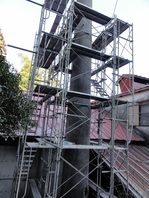 大きく傾いて二次倒壊の恐れがあった釜場の煙突。後に撤去された（井上清吉商店提供）