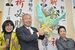 再選を果たし、花束を掲げる相馬憲一氏（中央）＝22日午後８時40分、大田原市末広３丁目、磯真奈美撮影