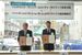 署名した宣言書を掲げる浅野市長（左）と篠崎議長
