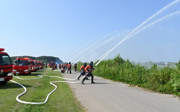 約１００団体が参加して行われた県と宇都宮市の総合防災訓練＝31日午前、宇都宮市道場町