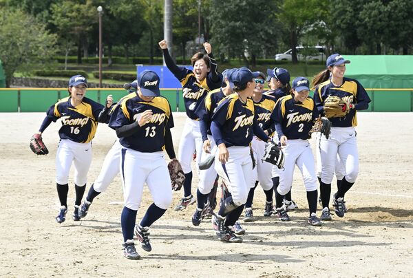 ソフトボール成年女子で優勝を決めマウンドで喜び合う本県のホンダ単独チーム＝１日午前11時50分、滋賀県高島市の今津総合運動公園第１グラウンド、加藤竜矢撮影