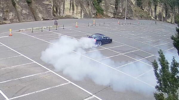 駐車場をドリフト走行するスポーツカー＝15日午後、宇都宮市大谷町（大谷資料館提供）