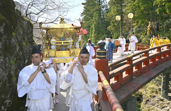 神橋を渡った神輿＝17日午後１時５分、日光市山内