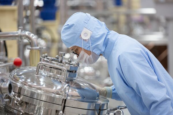製造釜の中の様子を確認する従業員